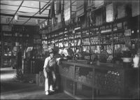 Grande épicerie au Cameroun. - Les comptoirs, forme traditionnelle du commerce de détail dans les colonies d’Afrique, vont progressivement céder le haut du pavé aux supermarchés. Ainsi, à partir des années 1950, les grands groupes de distribution français lancent des chaines de magasins modernes, en libre service, dans les capitales africaines. Leur but est de  stimuler les affaires, en répondant aux nouvelles attentes de la clientèle européennes des villes. Celle-ci vit désormais le plus souvent en famille, dispose de moyens accrus avec le dynamisme économique de l’après guerre et aspire à consommer à l’occidentale. En 1952, la SCOA (Société commerciale de l’Ouest Africain), pilier du secteur, lance l’enseigne « Pirntania » en association avec Le Printemps. Deux grandes surfaces sont crées sous ce nom au Cameroun, un à Yaoundé en 1958, l’autre à Douala en 1957, année où un Monoprix voit le jour la même ville. Les magasins à la mode ancienne, souvent opérés par des commerçants indépendants libano-syriens, perpétuent la distribution auprès des populations africaines et des Européens de brousse.