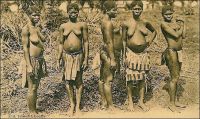 Yaoundé, femmes indigènes. - « Les relations conjugales manquent le plus souvent, de tendresse et de justice. Rien qui ressemble à ce sentiment qui est européen et plus encore français et que nous nommons l’amour. On peut dans un village passer des heures, des jours même, avec un jeune Noir sans qu’il vous présente sa femme, sans qu’on l’aperçoive avec elle ; à plus forte raison ignore-t-il le bras-dessus bras-dessous. […] Chez les Ewondo, les épouses, avec plus de tempérament, prennent plus de licences. Néanmoins, au tribunal indigène, quand deux hommes se disputent l’une d’elles, elle, qui montre de tels regards d’angoisse quand un de ses petits est malade, reste inerte et le regard vague, entre ses deux prétendants. Elle a moins l’air d’une épouse dont le sort se joue que d’une bouche au bureau de placement. Peu lui importe qui la battra ; elle sait que ce sera toujours avec le même bois. » Source photo et texte : J. Wilbois Le Cameroun, éditions Payot, Paris, 1934.
