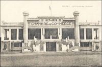Douala, la Chambre de Commerce. – En 1932, selon les rapports publiés par la SDN (Société des Nations), les principales marchandises importées au Cameroun sont les tissus de coton (16 762 000 francs), les essences (3 095 000 francs) et les médicaments composés (2 941 000 francs). Les marchandises exportées sont le cacao en fèves ( 21 614 000 francs), l’huile de palme ( 8 125 000 f) et les bois de construction (5 405 000 f). Les firmes européennes (françaises, allemandes et anglaises) sont des coupes de bois, des plantations, des banques, des factoreries, des agences de compagnies de navigation : Woerman, John Holt, l’Equateur, la FAO, la SCOA, la Banque de l’Afrique occidentale… Source : Rapports de la SDN, Imprimerie générale Lahure.