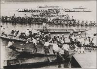 Douala, courses de pirogues sur le Wouri, à l’occasion de la célébration du 14 juillet, dans les années 1930.– Cette compétition fluviale, « récupérée » par la fête nationale française à l’époque du mandat de la SDN, s’intègre dans des cérémonies traditionnelles appelées  « le Ngondo », dont l’origine remonterait au XVII ème siècle. Ces festivités, célébrant le fleuve et ses bienfaits, réunissent les peuples Sawa, un groupe composé d’une trentaine d’ethnies réparties dans deux des dix régions du Cameroun (Littoral et Sud-Ouest). Réinvesties par les autorités traditionnelles locales à partir de 1949 sous l’impulsion du prince Théodore Lobè Bell – on parle de « Ngondé de l’époque moderne » –, elles se déroulent désormais en fin d’année, au mois de novembre et décembre. Elles durent plusieurs semaines, et comptent, outre la course de pirogues géantes, des évènements symboliques comme l’immersion d’un vase sacré dans les eaux du fleuve, et spirituels avec des offices religieux donnés sur la berge. – Cliché amateur pris par Gaston Patte, qui fut employé des postes au Cameroun du début des années 1930 jusqu’en 1946, et communiqué par sa fille Claudine Broux. Ses photos ont fait l’objet en 2004  d’une exposition à Douala, financée par la communauté urbaine de la ville.