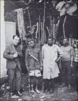 L’auteur va interroger deux gardes civiques qui viennent d’arrêter six maquisards du pays Bamiléké, Cameroun (1). - Il y a cinquante ans jour pour jour, le 1er janvier 1960, le Cameroun accédait à l’indépendance.  Officiellement, il s’émancipait sans heurts de la tutelle coloniale française – la partie anglaise devint indépendante en 1963, et l’unification des deux Cameroun eu lieu en 1972. Mais la réalité historique est bien différente : pour conserver le contrôle de ce pays et de ses abondantes richesses naturelles, la France va mener une guerre sans merci à tous ceux qui semblent menacer ses intérêts, du milieu des années 1950 à la fin des années 1970. Dans la ligne de mire de Paris, l’Union des populations du Cameroun, un parti politique qui réclame l’indépendance dès 1952 et est rapidement interdit : ses dirigeants et ses militants sont implacablement traqués et éliminés. Ainsi, Um Nyobé, le fondateur de l’UPC, tombe sous les balles de l’armée française en 1958. Félix Moumié, son successeur, meurt empoisonné par un agent français à Genève en 1960. Et au total, les opérations militaires menées au Cameroun par l’armée française - y compris après l’indépendance -, l’armée camerounaise et leurs supplétifs locaux, coûtent la vie à de très nombreux Camerounais (30 000 à 500 000, ou davantage, selon les sources). Paradoxalement, ces événements, qui courent d’une République à l’autre – IVème et Vème -, impliquent plusieurs exécutifs successifs, engagent l’armée nationale et sont motivés par l’intérêt de grands opérateurs économiques hexagonaux, demeurent quasiment inconnus en France. La discrétion est de mise. Ainsi, l’ouvrage de Mongo Béti « Main basse sur le Cameroun. Autopsie d’une décolonisation », publié chez François Maspéro en 1972, est censuré en France. La photo présentée ici est l’un des rares témoignages iconographiques – certes furtif et indirect - parus sur le sujet. Publiée dans un récit à la gloire de l’action des Européens en Afrique (1), elle ne suscite apparemment aucune question sur la situation camerounaise à l’auteur, Jean Toulat, pourtant connu pour son engagement pacifiste. Aujourd’hui encore, la mise en cause des puissantes entreprises françaises opérant  au Cameroun, et de leurs pratiques parfois contestables, donne lieu presque systématiquement à des poursuites pour diffamation (2). Sources : (1) Toulat, Jean, Français d’aujourd’hui en Afrique Noire, Paris, Librairie académique Perrin, 1966. (2) « Deux journalistes de France Inter attaqués pour diffamation par Bolloré », LEMONDE.FR avec AFP, 15.12.09.