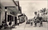Douala,  avenue de la Libération du 27 Août. – Au lendemain de la défaite française de 1940, le Cameroun refuse l’armistice. Ses habitants, pour le moins ceux qui ont la possibilité de se faire entendre, clament leur volonté de continuer la lutte. Le spectre d’un retour des Allemands hante de longue date les habitants français de cette ancienne colonie allemande, sous mandat français depuis la première guerre mondiale. Le 27 août 1940, le colonel Leclerc prend le poste de commissaire général du territoire, au nom du général De Gaulle, et déclare le Cameroun autonome politiquement et économiquement. La ville de Douala compte alors 40 000 habitants. Durant la guerre, sa population va décroître, avant d’augmenter rapidement au sortir des hostilités, pour atteindre 60 000 habitants en 1947 et 108 105 en 1954. Ce développement de la ville est lié à celui des affaires, aux importants chantiers – le nouveau port notamment – qui sont financés par le FIDES, le fonds d’investissements pour le développement économique et social, crée en 1946.