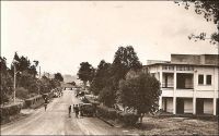 Nkongsamba, avenue de la Région. - La ville s’est développée avec l’arrivée du chemin de fer, construit entre 1907 et 1912 par les Allemands qui donnèrent alors le nom Nsamba à la localité. La ligne, appelée CFN pour chemin de fer du nord, reliait l’intérieur du pays à la côte, allant de Nkongsamba à Bonabéri, juste à coté de Douala, et passant par Mbanga avec un embranchement sur Kumba. Le chemin de fer, en ouvrant un débouché sur la côte aux productions agricoles de l’Ouest, du Sud-ouest et de la région du Moungo, scelle la prospérité de la ville. De nombreux commerçants européens, allemands, anglais, français et méditerranéens s’y établissent. Les grands comptoirs coloniaux, et tout ce qui compte dans le commerce de l’époque, y installent des succursales ; SCOA, RW King, Tsekenis, CFAO, SHO, Compagnie soudanaise, Olympius, Panafric, les établissements Mercier, John Holt, Paterson Zochonis… La ville est dotée de services officiels, et devient un centre administratif en 1923, succédant dans ce rôle à la localité de Baré. - Le tronçon de chemin de fer reliant Douala à Yaoundé, long de 262 km, fut construit entre 1908 et 1927. Il fut ensuite enrichi d’une bretelle de 30 km reliant Ngoumou à Mbalmayo, construite entre 1927 et 1933. Le tronçon allant vers le nord du pays, entre Yaoundé et Ngaoundéré, (long de 622 km) fut construit bien plus tardivement, entre 1964 et 1974.