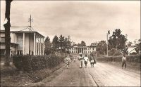 Nkongsamba, les PTT et la région. - La ville s’est développée avec l’arrivée du chemin de fer, construit entre 1907 et 1912 par les Allemands qui donnèrent alors le nom Nsamba à la localité. La ligne, appelée CFN pour chemin de fer du nord, reliait l’intérieur du pays à la côte, allant de Nkongsamba à Bonabéri, juste à coté de Douala, et passant par Mbanga avec un embranchement sur Kumba. Le chemin de fer, en ouvrant un débouché sur la côte aux productions agricoles de l’Ouest, du Sud-ouest et de la région du Moungo, scelle la prospérité de la ville. De nombreux commerçants européens, allemands, anglais, français et méditerranéens s’y établissent. Les grands comptoirs coloniaux, et tout ce qui compte dans le commerce de l’époque, y installent des succursales ; SCOA, RW King, Tsekenis, CFAO, SHO, Compagnie soudanaise, Olympius, Panafric, les établissements Mercier, John Holt, Paterson Zochonis… La ville est dotée de services officiels, et devient un centre administratif en 1923, succédant dans ce rôle à la localité de Baré. - Le tronçon de chemin de fer reliant Douala à Yaoundé, long de 262 km, fut construit entre 1908 et 1927. Il fut ensuite enrichi d’une bretelle de 30 km reliant Ngoumou à Mbalmayo, construite entre 1927 et 1933. Le tronçon allant vers le nord du pays, entre Yaoundé et Ngaoundéré, (long de 622 km) fut construit bien plus tardivement, entre 1964 et 1974.