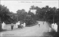 Douala, route et porte de Dido. – Dido est le nom d’un quartier de Douala, qui s’appelait précédemment  Bona Bele. Au 19ème siècle, les rois douala,  qui gouttaient aux noms à consonance étrangère, mettaient un certain snobisme à transformer leurs patronymes au gré de modes importées, les Bele devenant Bell, et les Kua devenant Akwa, pour ce qui est des deux principales familles fondatrices de la ville en 1807. Il en alla de même pour les villages précurseurs de la ville, et ainsi Bona Bele prit le nom d’un petit bateau de guerre anglais, le Dido, qui avait stationné dans ces parages, le long de la rive du Woori. Le village qui s’appellera aussi alternativement Hietory, devient un quartier de Douala,  comme Bell et Akwa, et est désigné aujourd’hui sous le nom de Diedo.