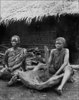 Femmes camerouniennes préparant leur repas. – « Les relations conjugales manquent le plus souvent, de tendresse et de justice. Rien qui ressemble à ce sentiment  qui est européen et plus encore français et que nous nommons l’amour. On peut dans un village passer des heures, des jours même, avec un jeune Noir sans qu’il vous présente sa femme, sans qu’on l’aperçoive avec elle ; à plus forte raison ignore-t-il le bras-dessus bras-dessous. […] Chez les Ewondo, les épouses, avec plus de tempérament, prennent plus de licences. Néanmoins, au tribunal indigène, quand deux hommes se disputent l’une d’elles, elle, qui montre de tels regards d’angoisse quand un de ses petits est malade, reste inerte et le regard vague, entre ses deux prétendants. Elle a moins l’air d’une épouse dont le sort se joue que d’une bouche au bureau de placement. Peu lui importe qui la battra ; elle sait que ce sera toujours avec le même bois. » Source photo et texte : J. Wilbois Le Cameroun, éditions Payot, Paris, 1934.