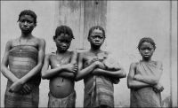 Jeunes filles Ewondo. – « Ainsi, en ces latitudes, nul ne se marie, on est marié.  On l’est de trois façons, assez analogues en dépit de leurs noms, par rapt, par échange ou par dot. […] Néanmoins, même dans l’ancien temps, l’épouse était loin d’être choyée. […] La femme n’a guère que des devoirs, qui consistent à porter des enfants allègrement. 1° Elle ne possède en propre que de menus meuble ; 2° Ses enfants, si son mari la renvoie, restent au mari ; 3° Elle ne peut hériter de rien ; 4° Quand son mari meurt, elle suit son héritier avec le reste de l’héritage… ». Source (photo et texte) J. Wilbois Le Cameroun, éditions Payot, Paris, 1934.