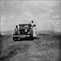 Missionnaires en tournée, à deux mille mètres d’altitude, dans le Grassfield. – « Pendant qu’un missionnaire s’installait au Grassfield, un autre s’apprêtait à ouvrir une station plus à l’est, à Somo-Nodiki. Pendant dix ans, ceux de Douala et de Yabassi avaient parcouru, au prix de grandes fatigues, la région montagneuse, recouverte par la forêt vierge, s’étendant de Douala aux confins de al savane et dans laquelle se trouvaient les stations abandonnées de Nyamtan et Ndogossi ». Source : Nicod, Henri, Conquérants du Golfe de Guinée, Paris-Genève, Société des missions évangéliques, 1947.