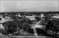Douala, la place de la Victoire. – « Le plus beau et le plus moderne de ses monuments, celui que la ville de Douala a élevé à la mémoire du Général Leclerc, se dresse sur la place du Monument aux Morts. C’est à Douala en effet qu’a commencé la marche de Leclerc à travers le Tchad et le Sahara jusqu’à l’Europe ». Source : « Douala, porte du Cameroun » (brochure), Douala, Secrétariat social du Cameroun et Chambre de commerce, d’agriculture et d’industrie du Cameroun, 1953.