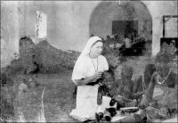 Mission de Dukula, apprentissage laborieux. Filles du Saint-Esprit. Saint Brieux (C.-du-N.) – « Ainsi, l’enseignement élémentaire, disons mieux le premier dégrossissage des petits Noirs, est l’affaire des missions ; à elles appartient, en dépit des mots, la véritable instruction « publique ». [...] Elles [les écoles missionnaires] seules pénètrent profondément dans la brousse. Les unes sont des écoles « reconnues », c'est-à-dire règlementées et contrôlées ; le français – 20 heures par semaine – y est obligatoire ; elles avouent plus de 8000 élèves. Les autres, « non reconnues », sont tout à fait libres de leurs programmes et de leurs méthodes ; leur enseignement est en général donné en langue indigène ; elles instruisent, disent-elles, plus de 50 000 enfants. Ces nombres sont incertains et sans doute trop faibles, car le catéchisme à lui seul donne un rudiment d’instruction. [...] Les soeurs [du St-Esprit] habitent toujours une maison séparée, qu'elles décorent toujours avec le charme un peu enfantin des couvents de France. Leurs moindres besognes c'est d'orner l'église ou d'assurer la cuisine. En outre l'une sera détachée au sixa, la seconde à l'école, la troisième à un dispensaire ».  Source : J. Wilbois Le Cameroun, éditions Payot, Paris, 1934