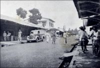 Nkongsamba, terminus du chemin de fer du nord, centre administratif et commercial, (années 1940). – La ville s’est développée avec l’arrivée du chemin de fer, construit entre 1907 et 1912 par les Allemands qui donnèrent alors le nom Nsamba à la localité. La ligne, appelée CFN pour chemin de fer du nord, reliait l’intérieur du pays à la côte, allant de Nkongsamba à Bonabéri, juste à coté de Douala, et passant par Mbanga avec un embranchement sur Kumba. Le chemin de fer, en ouvrant un débouché sur la côte aux productions agricoles de l’Ouest, du Sud-ouest et de la région du Moungo, scelle la prospérité de la ville. De nombreux commerçants européens, allemands, anglais, français et méditerranéens s’y établissent. Les grands comptoirs coloniaux, et tout ce qui compte dans le commerce de l’époque, y installent des succursales ; SCOA, RW King, Tsekenis, CFAO, SHO, Compagnie soudanaise, Olympius, Panafric, les établissements Mercier, John Holt, Paterson Zochonis… La ville est dotée de services officiels, et devient un centre administratif en 1923, succédant dans ce rôle à la localité de Baré. - Le tronçon de chemin de fer reliant Douala à Yaoundé, long de 262 km, fut construit entre 1908 et 1927. Il fut ensuite enrichi d’une bretelle de 30 km reliant Ngoumou à Mbalmayo, construite entre 1927 et 1933. Le tronçon allant vers le nord du pays, entre Yaoundé et Ngaoundéré, (long de 622 km) fut construit bien plus tardivement, entre 1964 et 1974.