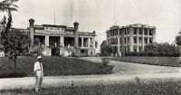 Douala, la chambre de commerce en 1933. – En 1932, selon les rapports publiés par la SDN (Société des Nations), les principales marchandises importées au Cameroun sont les tissus de coton (16 762 000 francs), les essences (3 095 000 francs) et les médicaments composés (2 941 000 francs). Les marchandises exportées sont le cacao en fèves ( 21 614 000 francs), l’huile de palme ( 8 125 000 f) et les bois de construction (5 405 000 f). Les firmes européennes (françaises, allemandes et anglaises) sont des coupes de bois, des plantations, des banques, des factoreries, des agences de compagnies de navigation : Woerman, John Holt, l’Equateur, la FAO, la SCOA, la Banque de l’Afrique occidentale… Source : Rapports de la SDN, Imprimerie générale Lahure.