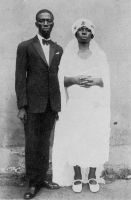 Le mariage d’un évolué. – « Quand il a connu quelques Européens, il [le « camerounien »] s’habille comme eux, et plus européennement qu’eux : il n’y a que des Noirs à Douala pour porter des cols durs et des souliers vernis ». Source : Wilbois, J., Le Cameroun, Paris, éditions Payot, 1934