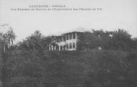 Douala, les bureaux du service de l'exploitation des chemins de fer – La construction du premier tronçon du chemin de fer camerounais, long de 262 km entre Douala – Yaoundé, fut construit entre 1908 et 1927. Il a été enrichi par une bretelle de 30 km reliant Ngoumou à Mbalmayo, construite entre 1927 et 1933. Le tronçon allant vers le nord du pays, entre Yaoundé et Ngaoundéré, (long de 622 km) est construit bien plus tardivement, entre 1964 et 1974.