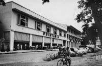 Douala, Printania – Printania est le fruit de la collaboration entre la SCOA et le groupe du Printemps pour ouvrir, à partir de 1952, une chaîne de « grands magasins » en Afrique.