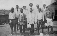 Cameroun Français, le Père avec un groupe de catéchistes