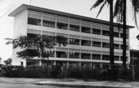 Douala, bâtiment du nouveau lycée - Carte postale écrite en 1956