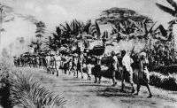 Départ en tournée, le portage - Transports en Afrique Centrale – Photo éditée par l’Agence Togo-Cameroun.