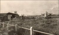 Abidjan, l’aérodrome. – Au sortir de la seconde guerre mondiale, la desserte aérienne de la capitale ivoirienne reste assez anecdotique. Le terrain d’aviation, situé à une vingtaine de kilomètres de la ville, entre Port-Bouët et Grand-Bassam, dispose d’infrastructures rudimentaires. La piste en terre battue ne dépasse pas 1200 mètres – sa longueur devait être portée à 1800 mètres dès la fin des années 1940 – et les installations commerciales se bornent à un petit bar et une simple salle où sont effectuées les opérations de police et de douane. Ces bâtiments sont de modestes baraquements de bois. Les services administratifs sont encore peu implantés à l’aérodrome, et il faut faire venir un douanier depuis la ville lorsque se présente un appareil. Plusieurs compagnies aériennes se posent pourtant déjà à Abidjan. Air France y exploite des lignes depuis Dakar et vers l’intérieur de l’AOF, vers Lagos et Douala notamment. La compagnie nationale emploie pour cela des DC3, comme ici le F-BAII. Les Transports aériens intercontinentaux (TAI) - l’un des ancêtres d’UTA avec la compagnie UAT - suspendirent un temps leur desserte car la piste était un peu courte pour accueillir leurs DC4. Aigle-Azur a une ligne régulière vers Dakar, Casablanca et Paris. La Société algérienne de transports tropicaux relie Alger et la métropole française. Enfin, la SEMAF opère des rotations régulières d’hydravions Latécoère 631, depuis Biscarosse dans les Landes et via Dakar, pour transporter du fret.
