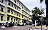 Abidjan, l’Hôtel du Parc – Rendez-vous obligé des Européens d’Abidjan, l’Hôtel du Parc n’acceptait pas, à l’époque coloniale, les clients africains - pas plus que le cinéma « Le Paris » voisin. Son bar, son restaurant étaient le lieu privilégie des réunions, formelles ou festives, des associations et syndicats européens. Les habitants blancs et noirs de la capitale ivoirienne – Abidjan était la capitale entre 1933 et 1983 – ne se mélangeaient guère en dehors des relations professionnelles, il n’existait d’ailleurs pas vraiment de lieu accueillant les deux communautés. Le bâtiment de l’Hôtel du Parc, issu de la transformation et de l’agrandissement de l’hôtel Bardon dans les années 1940, entendait en imposer par une architecture massive. C’était aussi, disait-on alors, le premier établissement climatisé d’Afrique de l’Ouest. Ses locaux sont occupés aujourd’hui par une galerie commerciale, qui reprend les noms prestigieux des établissements qui l’ont précédée. L’artiste Nanou Guily, exploitant du night-club abidjanais « L’Isba » entre les années 1970 et 1990, a chanté la splendeur passée de l’Hôtel du Parc [http://nanougiuly.com/Hotel.mp3].