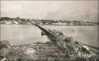Abidjan, pont de Treichville. - Cet ouvrage un peu primitif - un pont flottant -, édifié en 1931, occupait approximativement l’emplacement de l’actuel pont Houphouët Boigny. Franchissant la lagune Ebrié, il reliait le quartier du Plateau, au nord, au quartier de Treichville au sud. Il fut détruit en 1957, pour céder la place au nouveau pont. Celui-ci, construit en béton précontraint sur des pieux profonds, comporte 8 travées pour une portée totale de 372 mètres. A la fin des années 1960, un autre pont, nommé pont Charles De Gaule fut édifié selon les mêmes techniques, à quelques centaines de mètres à l’est du pont Houphouët-Boigny, pour absorber une partie du trafic automobile en plein essor. Ce nouvel édifice, long de 592 mètres, est d’ailleurs dévolu à l’usage routier. Aujourd’hui, on annonce la construction prochaine d’un troisième pont sur la lagune Ebrié. Le nouvel ouvrage, qui portera le nom de l’actuel président de la république ivoirienne – au pouvoir depuis 2000 et maintenu dans ses fonctions par des accords internationaux en attendant que la situation militaire et politique permette l’organisation de nouvelles élections présidentielles –, reliera le quartier de Yopougon à l’île Boulay. Jusqu’à présent isolée, celle-ci constitue une vaste étendue proche du centre ville, disponible pour l’extension. Elle devrait accueillir de nouvelles infrastructures portuaires, une zone franche industrielle et commerciale, et un quartier d’affaires. Trois consortiums, un français, un italien et un allemand, sont en lice pour obtenir le chantier de ce pont.