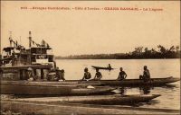 Grand-Bassam, la lagune. –  Le réseau des lagunes, fleuves et rivières du sud de la Côte d’Ivoire constitue un moyen de déplacement ancestralement utilisé. En effet, dans cette région, l’impénétrable forêt tropicale handicape le développement des transports terrestres et le phénomène de « barre » - des vagues quasi infranchissables le long du littoral – y rend le cabotage maritime périlleux. A côté des innombrables pirogues indigènes qui assurent le trafic local, le colonisateur met en place rapidement une flotte motorisée pour acheminer marchandises et passagers. L’irrégularité des chenaux navigables – en largeur et en profondeur – et les difficultés de la navigation pendant les basses eaux impose l’emploi d’un matériel fluvial peu encombrant. Un système de  petits remorqueurs, tractant des barges de 50 tonnes, est adopté. Ces remorqueurs à fond plat, d’une vingtaine de mètres de long, ont un tirant d’eau d’un mètre à 1,5 mètre. Ils sont mus par deux machines à vapeur de 40 à 50 CV chacune, fonctionnant au bois de chauffage et prélevant leur eau dans la lagune. Un seul bateau porteur circulait dans le premier tiers du XXème sièlce, le Plajodel, en service entre Bassam et Assigny. Ses dimensions l’empêchaient  d'ailleurs d’emprunter le canal menant à la lagune de Lahou.