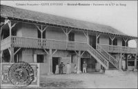Grand-Bassam, factorerie de la Cie de Kong. – Le commerce de traite, qui prévaut dans le système colonial, repose sur les factoreries. Ces édifices servent à la fois de réserve aux marchandises manufacturées importées pour être échangées contre des matières premières tropicales, de réserves aux dites matières premières avant qu’elles ne soient expédiées vers l’Europe et de lieu de travail et d’habitation pour les commerçants occidentaux. La première factorerie de Côte d’Ivoire aurait été créée en 1863 par le rochelais Arthur Verdier à Assinie, où résidait alors le représentant de la France. C’est ce même Verdier qui devait fonder quelques années plus tard, avec l’aide du résident français Binger, la Compagnie de Kong pour développer la culture et le commerce du café ivoirien. - Ce bâtiment, qui avait été transformé il y a quelques années en galerie d’art, serait actuellement abandonné.