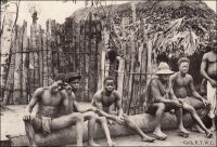 Village baoulé de Bakakro, case indigène. - « Les hommes [dans le Baoulé] sont vêtus d'un pagne qui passe entre les jambes et s'attache, devant et derrière à une ceinture, c'est le cache sexe. Par-dessus, un pagne soit tissé dans le pays, soit de fabrication européenne, entoure leur taille, descendant aux genoux. En visite, un autre pagne est jeté sur leurs épaules ». Sources : Correspondance d’Albert Nebout (1862-1940), rassemblée et publiée dans Nebout, Albert, Passions Africaines, Genève, Editions Eboris, 1995.