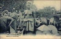 Marché à la Côte d’Ivoire. – « Des petites transactions commerciales ont lieu entre indigènes sur les marchés d’importance variable, par colporteurs et par caravaniers. Elles portent principalement sur des produits du cru. La monnaie française a seule cours légal. Lors de l’occupation, l’autochtone se servait de monnaies locales. C’était, dans le Ouorodougou et en pays Gouro, le sombé, qui est un morceau de fer forgé. En forêt et jusqu’à la côte, la manille, anneau de bronze, légèrement ouvert, du poids de 145 grammes correspondait à la valeur de 20 centimes. Dans le haut et moyen Comoé notamment, la poudre d’or servait de monnaie. Dans le nord, les cauris, petits coquillages en provenance de Ceylan, restent encore en usage ; mais cette monnaie tend elle-même à disparaître ». Source : Joseph, Gaston, Côte d’Ivoire, Paris, Anthème Fayard, 1944.