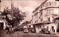 Abidjan, un coin de la rue du commerce. - Le quartier commercial historique d’Abidjan est implanté dans la moitié est du Plateau. Mais l’euphorie économique des deux premières décennies d’indépendance a laissé peu de traces des anciennes maisons de commerce. Aux pieds des tours modernes, qui ont poussé comme des champignons dans les années 1970-1980, subsistent aujourd’hui quelques bureaux, magasins et entrepôts qui sont les rares témoins de l’activité commerciale du début du XXème siècle.
