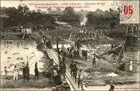 Chemin de fer. Travaux du pont du N’Zi (kilom. 181) – Les travaux du chemin de fer « Abidjan-Niger » débutent en 1904. En 1909, le N’zi, une rivière, constitue la dernière grosse difficulté de la partie équatoriale du tracé ferroviaire ; il est franchi grâce à un viaduc de 255 mètres de long. L’ouvrage et la gare de Dimbokro sont inaugurés le 11 septembre 1910, par le gouverneur général Angoulevant. La gare de Dimbokro reste le terminus du premier tronçon exploité, long de 181 km, jusqu’à l’ouverture en 1912 d’un nouveau tronçon de 135 km menant à Bouaké. Puis, entre 1919 et 1923, les 55 km séparant Bouaké de Katiola sont couverts. Entre 1924 et 1929 le tronçon Katiola-Ferkéssédougou, long de 187 km, est construit ; les 238 km supplémentaires, permettant de rallier Bobo-Dioulasso, sont achevés en 1932. La jonction ferroviaire entre Abidjan et Ouagadougou est réalisée en 1954. Enfin, du temps de la révolution Burkinabè (1983-1987), un réel effort populaire permet la construction d’un tronçon supplémentaire d’une centaine de kilomètres jusqu’à Kaya, à l’instigation de Thomas Sankara lui-même. Ce dernier tronçon n’a jamais été exploité. L’ambition était de joindre le gisement de manganèse de Tambao, à 200 km au nord de Kaya, sur lequel le pays fondait alors beaucoup d’espoirs.