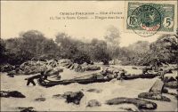 Sur le fleuve Comoé, en pirogue dans les rapides. – « Je dois dire brièvement, ce qu’était alors la colonie [de Côte d’Ivoire]. Cette contrée, qui s’étend entre la République du Libéria et la colonie de la Gold-Coast, est une longueur de plus de 500 kilomètres, n’est devenue colonie qu’en 1893, et son premier gouverneur fut M. Binger. Dans l’intérieur, il n’y avait que deux postes administratifs : Bettié, sur la Comoé et Tissalé sur le Bandama. [...] Je ne restai que peu de jours à Bassam et par la lagune, je gagnai Lahou, où on me fournit trois pirogues pour moi et mon personnel » (1). – Carte postale expédiée de Bingerville le 15 juin 1906, à destination de Fraisans dans le Jura. Source : (1) Correspondance d’Albert Nebout (1862-1940), rassemblée et publiée dans Nebout, Albert, Passions Africaines, Genève, Editions Eboris, 1995.