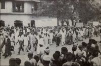 Le 1er mai en Afrique Noire. – Carte postale au recto entièrement pré-imprimé (destinataire et texte), adressée à l’Union des syndicats CGT de la Côte d’Ivoire, BP 26, Abidjan (Côte d’Ivoire). Le texte imprimé disait ceci : « Chers camarades, Nous connaissons vos dures conditions de vie et notamment que la plupart des salariés de votre pays ne gagnent même pas 20 francs de l’heure alors que la vie est aussi chère chez vous qu’en France. Nous savons que les colonialistes veulent rétablir le travail forcé et que la répression est implacable. Des travailleurs sont massacrés ou arrêtés et certains comme Zoro BITRA sont en prison depuis 1950. Nous sommes solidaires de votre combat et nous soutenons vos revendications. Non seulement nous sommes des frères, mais vos patrons sont également les nôtres. M. LEMAIGNEN par exemple, grand patron de la SOCOPAO d’Abidjan, est aussi le grand patron des dockers du Havre, de Nantes, de Bordeaux, etc. et son beau père , le Baron de Nervo exploite des milliers d’ouvriers sidérurgistes (Fonderies de Pontgibaud et des Aciéries de Denain et Anzin). Nous sommes heureux de participer à la venue d’un délégué de votre pays au 30ème congrès de la CGT qui PERMETTRA à tous les travailleurs de faire de nouveaux pas en avant vers le bien-être et la liberté. Recevez , Chers Camarades, nos salutations fraternelle ». - Le 30ème congrès de la CGT a eu lieu en 1952. Jacques Zoro Bi-Tra était un militant du PDCI-RDA.  Les incidents entourant son arrestation à Bouaflé devaient conduire à l’assassinat, dans la nuit du 28 janvier 1950, du sénateur de Côte d’Ivoire Victor Biaka Boda venu le soutenir. Robert Lemaignen, qui était président-directeur général de la SCAC (Société commerciale d’affrètement et de combustibles), une puissante entreprise chargée de l’approvisionnement en charbon des ports français, considérait sa filiale la SOCOPAO (Société commerciale des ports de l’Afrique occidentale) comme sa « danseuse ». Le goût pour l’Afrique de ce grand patron membre du CNPF devait prendre de multiples formes. Ainsi, il fut co-auteur avec Léopold Sédar Senghor d’un essai sur la Communauté impériale française, en 1944. Plus tard, entre 1958 et 1962, il devint le premier commissaire européen en charge de l’aide au développement. Il faut noter que ce commissariat devait avoir une certaine importance pour la France, puisqu’il est le seul, avec celui de l’économie et des finances, qu’elle ait revendiqué d’emblée. – La manifestation des travailleurs représentée, si elle se déroule indéniablement en Afrique Noire, n’a pas forcément eu lieu en Côte d’Ivoire. Les vêtements portés par les manifestants évoquent peut être plutôt des tenues sahéliennes...