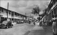 Abidjan, la rue du Commerce. – Le quartier commercial historique d’Abidjan est implanté dans la moitié est du Plateau. Mais l’euphorie économique des deux premières décennies d’indépendance a laissé peu de traces des anciennes maisons de commerce. Aux pieds des tours modernes, qui ont poussé comme des champignons dans les années 1970-1980, subsistent aujourd’hui quelques bureaux, magasins et entrepôts qui sont les rares témoins de l’activité commerciale du début du XXème siècle.