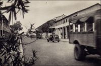 Abidjan, la rue du Commerce. – Le quartier commercial historique d’Abidjan est implanté dans la moitié est du Plateau. Mais l’euphorie économique des deux premières décennies d’indépendance a laissé peu de traces des anciennes maisons de commerce. Aux pieds des tours modernes, qui ont poussé comme des champignons dans les années 1970-1980, subsistent aujourd’hui quelques bureaux, magasins et entrepôts qui sont les rares témoins de l’activité commerciale du début du XXème siècle.