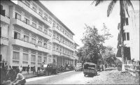 Abidjan, l’Hôtel du Parc – L’hôtel du Parc est l’ancien hôtel Bardon, agrandi dans les années 1940. Il est, dit-on à l’époque, le premier hôtel climatisé d’Afrique de l’Ouest. Il est situé sur le  boulevard Antonetti. Raphaël Valentin Marius Antonetti (1872 - 1938) fut gouverneur de la Côte d’Ivoire entre janvier 1918 et avril 1924.