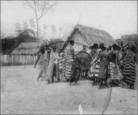 Tam-Tam à Assikasso (cercle de l’Indénié). – « Bondoukou, 1903. Je suis venu à Bondoukou par l’Indénié et Assikasso. Ce dernier poste est devenu célèbre  par le siège de 1898. Ce petit hurluberlu de Le Filliatre y fut assiégé pendant plusieurs semaines et Clozel, qui administrait alors l’Indénié, voulant débloquer Assikasso, fut blessé dans une embuscade. » Source : Correspondance d’Albert Nebout (1862-1940), rassemblée et publiée dans Nebout, Albert, Passions Africaines, Genève, Editions Eboris, 1995.