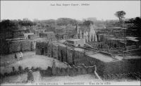 Bondoukou, vue de la ville – « Bondoukou, octobre 1903.  Je suis venu à Bondoukou par l’Indénié et Assikasso. […] Bondoukou est dans la région des savanes. Le poste est situé à flanc de coteau, tout près de la ville. Plusieurs avenues bordées de flamboyants convergent vers la résidence, bâtiment en pisé composé de quatre pièces séparées par une grande salle. Bondoukou est une ville soudanaise, aux maisons en pisé, à toits plats. La population, de race Mandé-Dioula, est dirigée par un Almany, cher religieux et temporel de la ville. Les autochtones sont les Koulangos, envahis et conquis par les Abrons (sous Louis XIII) venus de la Gold-Coast. […]  Oui, vraiment, Bondoukou est un cercle agréable… ». Source : Correspondance d’Albert Nebout (1862-1940), rassemblée et publiée dans Nebout, Albert, Passions Africaines, Genève, Editions Eboris, 1995.