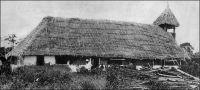Chapelle de Guiglo. – « Guiglo, petit poste militaire, groupé en pleine forêt, au bord du N’Zo, ses quelques paillotes indigènes et les cases administratives du capitaine, du médecin et des  sous-officiers. Nous sommes loin du temps où les fonctionnaires coloniaux passaient plus ou moins pour des têtes brûlées. Le frigidaire, la T.S.F., les routes, les lettres-avion ont tout changé. Beaucoup sont mariés ; la présence des femmes a transformé leur vie, refoulé le cafard, l’alcoolisme et d’autres faiblesses ». Source (Image et texte) : Soubrier, J., Savanes et forêts, éditions J. Susse, Paris, 1944.