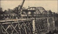Viaduc du N’zi, montage de la 6ème travée. –  Les travaux du chemin de fer « Abidjan-Niger » débutent en 1904. En 1909, le N’zi, une rivière, constitue la dernière grosse difficulté de la partie équatoriale du tracé ferroviaire ; il est franchi grâce à un viaduc de 255 mètres de long. L’ouvrage et la gare de Dimbokro sont inaugurés le 11 septembre 1910, par le gouverneur général Angoulevant. La gare de Dimbokro reste le terminus du premier tronçon exploité, long de 181 km, jusqu’à l’ouverture en 1912 d’un nouveau tronçon de 135 km menant à Bouaké. Puis, entre 1919 et 1923, les 55 km séparant Bouaké de Katiola sont couverts. Entre 1924 et 1929 le tronçon Katiola-Ferkéssédougou, long de 187 km, est construit ; les 238 km supplémentaires, permettant de rallier Bobo-Dioulasso, sont achevés en 1932. La jonction ferroviaire entre Abidjan et Ouagadougou est réalisée en 1954. Enfin, du temps de la révolution Burkinabè (1983-1987), un réel effort populaire permet la construction d’un tronçon supplémentaire d’une centaine de kilomètres jusqu’à Kaya, à l’instigation de Thomas Sankara lui-même. Ce dernier tronçon n’a jamais été exploité.  L’ambition était de joindre le gisement de manganèse de Tambao, à 200 km au nord de Kaya, sur lequel le pays fondait alors beaucoup d’espoirs.