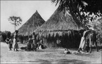 Village de Man. – « Nous entrons désormais dans la grande forêt, en route vers Man. Man était hier un des points les plus arriérés de l’Afrique occidentale française. On vient de terminer une nouvelle route qui met la ville à quarante-huit heures de Bamako. Demain c’en sera fait du mystère de la forêt, de l’anthropophagie et du règne des féticheurs. C’est la région des Dans, qui se disent descendus du ciel par une chaîne d’or. » Source : Morand, Paul, A.O.F. de Paris à Tombouctou, Paris, Flammarion, 1928.