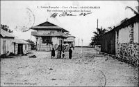 Grand-Bassam, rue donnant sur l’embouchure du Comoé. – « La partie qui constituait le centre de la ville était recouverte d’une brousse presque impénétrable entrecoupée de marigots aux odeurs pestilentielles » (1) à propos de Grand-Bassam au début du XXème siècle. Source : (1) Gorju, P. J., La Côte d’Ivoire chrétienne, Lyon, Imprimerie Paquet, 1912.