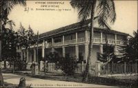 Grand-Bassam, le Tribunal. – Ce bâtiment fut construit en 1911, alors que la capitale de la colonie de Côte d’Ivoire avait déjà quitté Grand Bassam pour être transférée à Bingerville, suite aux épidémies de fièvre jaune qui avaient décimé la population de la ville côtière en 1863, 1898 et 1899. Il abritait le tribunal de première instance, et resta un haut lieu de justice jusqu'à ce qu’il soit remplacé, en 1954, par le palais de justice d’Abidjan flambant neuf. – « Le Parquet, le Tribunal, ainsi que les Câbles sous-marins, sont toujours installés à Bassam ». Source : Guid’AOF, Dakar, édition 1948.