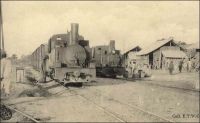 Gare provisoire de Dimbokro, arrivée de trains. – Les travaux du chemin de fer « Abidjan-Niger » débutent en 1904. En 1909, le N’zi, une rivière, constitue la dernière grosse difficulté de la partie équatoriale du tracé ferroviaire ; il est franchi grâce à un viaduc de 255 mètres de long.  L’ouvrage et la gare de Dimbokro sont inaugurés le 11 septembre 1910, par le gouverneur général Angoulevant. La gare de Dimbokro reste le terminus du premier tronçon exploité, long de 181 km, jusqu’à l’ouverture en 1912 d’un nouveau tronçon de 135 km menant à Bouaké. Puis, entre 1919 et 1923, les 55 km séparant Bouaké de Katiola sont couverts. Entre 1924 et 1929 le tronçon Katiola-Ferkéssédougou, long de 187 km, est construit ; les 238 km supplémentaires, permettant de rallier Bobo-Dioulasso, sont achevés en 1932. La jonction ferroviaire entre Abidjan et Ouagadougou est réalisée en 1954.