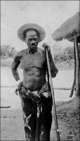 Le chef de la révolte du Ba-Oulé. -  Les Baoulés, venus de l’actuel Ghana, se fixent dans le centre de la Côte d’Ivoire au XVIII ème siècle. Résistant à l’emprise coloniale française qui s’étend depuis la côte vers l’intérieur du pays, les Baoulés sont en insurrection de 1881 à 1902. Le capitaine Marchand en vient à bout, « terrifiant les indigènes pas la rapidité de ses marches, la soudaineté de ses attaques, s’engouffrant en pleine nuit dans les tunnels de la forêt vierge, tombant au nord quand on l’attendait au sud, surprenant les guerriers en plein palabre, les dispersant, les poursuivant, semant partout une terreur superstitieuse. » Le pays lui donne le surnom, ou lui décerne le titre, de Paquébo (l’ouvreur de route) après qu’il ait pris Thiassalé, l’inviolée porte du Ba-Oulé sur laquelle s’étaient brisées toutes les précédentes entreprises pour asseoir la domination de la France sur la région. Un an après, au lendemain même de passage de l’expédition Baratier, le Ba-Oulé s’embrase à nouveau, les postes sont attaqués et massacrés. Les troubles épisodiques perdurent dans la région jusqu’en 1915. Photo colonel Plé. Source : Baratier, Col., A travers l’Afrique, Paris, Arthème Fayard, 1908.