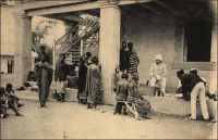 Aboisso, visite du médecin. – Carte postée en 1909. Aboisso est un chef-lieu de subdivision du cercle de Grand-Bassam. En 1948, Aboisso compte une population de 42 Européens, 7 Libano-Syriens et 1794 Africains. On y trouve des services administratifs : une résidence, un poste médical, une école régionale, un poste de police, un tribunal, une poste… Le commerce y est exercé par CFCI, SCOA, CFAO, Africaine Française, CICA, CAID, MM Laurent Albert, Nahas Alfred, Ganamet Albert, Vettiner, Hahmann, Simon, Akil Borro, Elias Hallassou, Berrou Jamil, Khalil, Wahib, Jacob Wilson, Eugène Aiwa, Kétouré Mamadou, Magatte Wade, Ekué Victoir, Bile Archer, Ahuit Benoît, Jean Kadio, Samba Guèye, Robert Assale, Yankey John Benjamin, Kouablain Angui, Anot Fano, Yakoro Diakité, Eloye Fato, Jean Kouame, Moularé André, Aka Tano, Mme Aka Attoua, Ignace Aye. Source : Guid’AOF 1948.