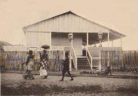 Grand-Bassam, le Cercle de l'Union. Ce bâtiment construit en 1910 était un lieu de détente pour les privilégiés, riches commerçants syriens et libanais, Européens et quelques Africains particulièrement nantis. C’est aujourd’hui un centre de céramique.