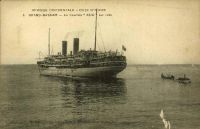 Grand-Bassam, le courrier « Asie » sur rade. – Ce navire, de 9 058 tonnes, 7 500 chevaux et 139,10 x 17,06 mètres, entre en service en 1914. Il est utilisé comme navire hôpital et transport de troupes pendant la première guerre mondiale, avant de faire les lignes de la côte africaine pour la compagnie des Chargeurs Réunis. Il connais plusieurs avaries, accidents, échouages et incendies : en sortant de la Gironde en 1920, dans le port de Dakar en 1925, près de Matadi (Congo) en 1927… Il est saisi par l’armée italienne en 1942, par les Allemands en 1943 qui le remettent aux Italiens pour lesquels il navigue sous le nom de « Rossano » avant d’être coulé en 1944 par un bombardement allié du port de Gênes. Renfloué, il finit sa carrière en chavirant dans le port après incendie.  - Tant que le port d’Abidjan n’est pas installé en lagune Ebrié par le percement du canal de Vridi achevé en 1950, les navires utilisent la rade foraine et les wharfs de Grand Bassam et Port Bouet.