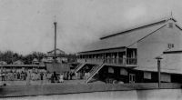 Cour de la Cie F. A. O. à Grand-Bassam – La CFAO (Compagnie française de l’Afrique Occidentale), fondée en 1888 et qui fait aujourd’hui partie du groupe Pinault, s’installe en 1902 à Grand-Bassam. Grand-Bassam n’est pourtant plus la capitale de la colonie. Une épidémie de fièvre jaune, qui a tué 75 % de la population de Grand-Bassam en quelques semaines en 1900, a entraîné son déplacement sur le site plus sain de Bingerville.