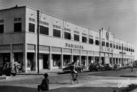 Abidjan, SCOA et PARISCOA – La SCOA (Société commerciale de l’Ouest Africain) lance une chaîne de vente au détail en association avec Prisunic sous le nom de Pariscoa et dont le premier magasin est celui d’Abidjan, ouvert en 1952. En association avec la société Printemps, la SCOA lance le « Printania » à Dakar en 1952.